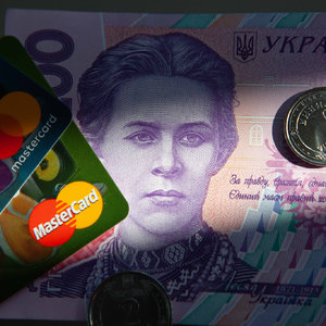 Банки смогут автоматически списать со счетов украинцев средства за долги: кого коснется