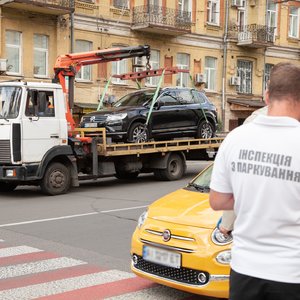 Бизнес на парковке. Киев заработал на эвакуаторах и штрафах 10 млн. Кому ушли еще 45 млн?