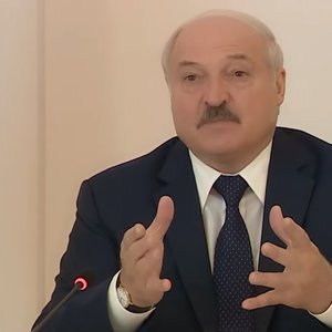 Лукашенко захотел открыть авиарейсы в Крым. МИД пригрозил ему Гаагой – на пару с Путиным