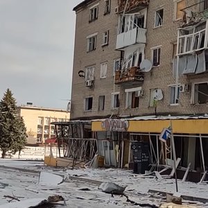 Под завалами уничтоженного Россией дома в Изюме обнаружили десятки тел – глава области