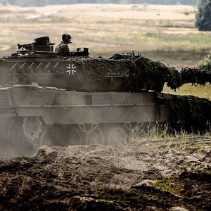 Большинство немцев одобряют решение Шольца дать ВСУ танки – результаты опроса в Германии
