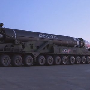 Северная Корея показала пуск массивной ракеты. "Уважаемый товарищ Ким" все видел – видео