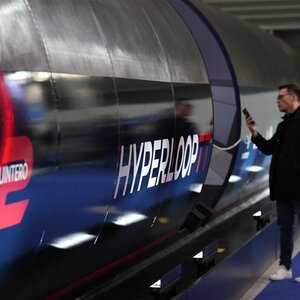 В 2023-м украинцы могли ездить на Hyperloop, но его нет. Что случилось с проектом Омеляна