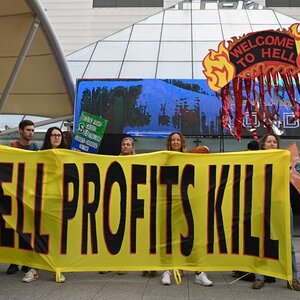 "Go to hell, Shell". Экоактивисты устроили протест на собрании акционеров – фото, видео
