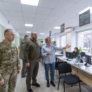 Сирський і Умєров відвідали рекрутинговий центр у Львові. Що це і де ще чекати відкриття