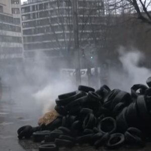 Фермеры подожгли шины и разбросали навоз у штаб-квартиры ЕС, полиция применила водометы